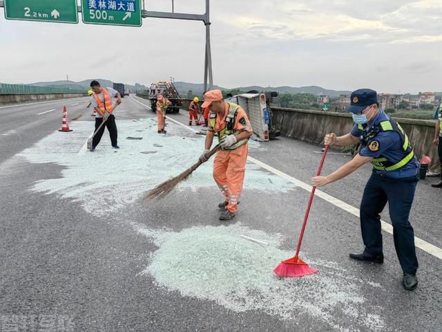  肇花高速：守护道路安全，助人为乐(图2)