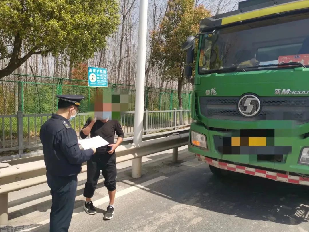  渣土车“任性”上路，松江城管依法行动(图3)