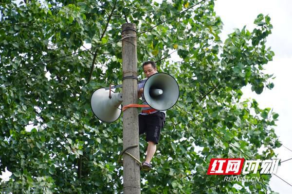  融媒体中心维修员坚守高温下的应急广播维护(图1)