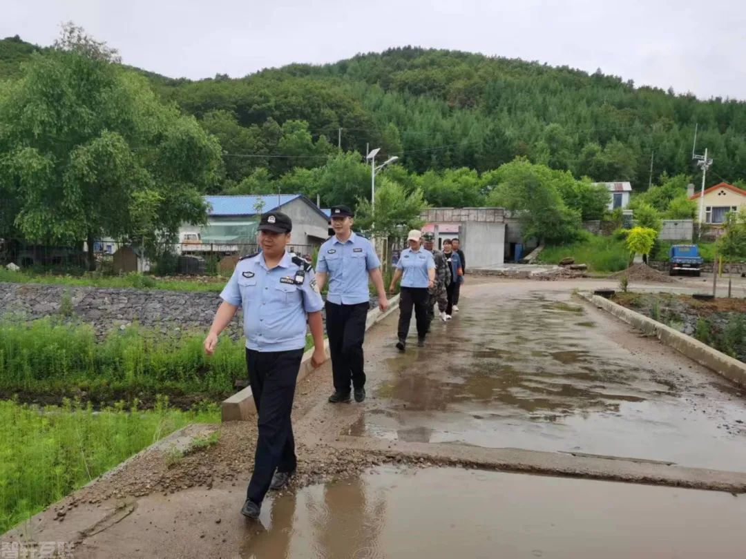  和龙市公安局福洞派出所开展“警地融合”等级勤务巡防工作(图1)