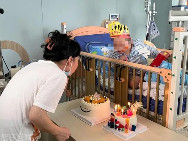 重症“亲子病房”:家人的陪伴,孩子的希望(1) 重症“亲子病房”:家人的陪伴,孩子的希望(1)
