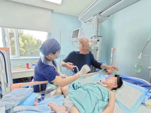 重症“亲子病房”:家人的陪伴,孩子的希望(3) 重症“亲子病房”:家人的陪伴,孩子的希望(3)