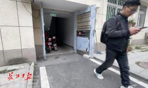 智能门禁问题频发,康居园小区居民自行"挡门"(1)  智能门禁问题频发,康居园小区居民自行"挡门"(1)