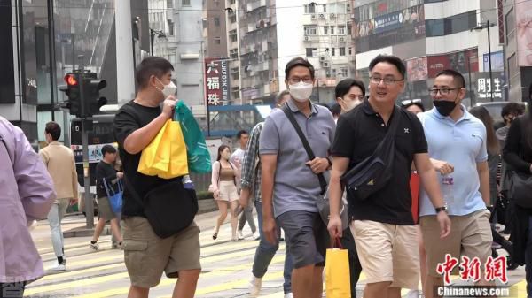  香港游客数量创新高：通关后内地游客突破10万人次(图1)