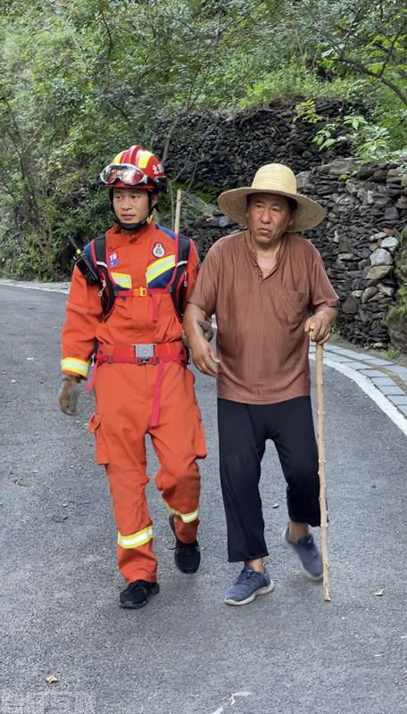  天降暴雨，房山区水村路面严重受损，消防队紧急(图2)