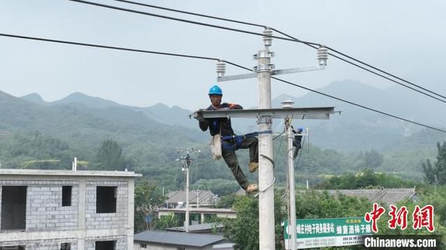  河北易县军营桥抢修施工现场：紧张作业，重建桥梁，(图3)